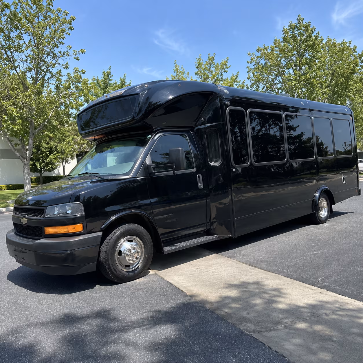 yuba city 15 passenger party bus